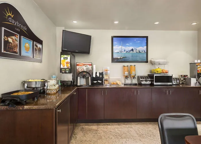 Days Inn By Wyndham Toronto East Lakeview