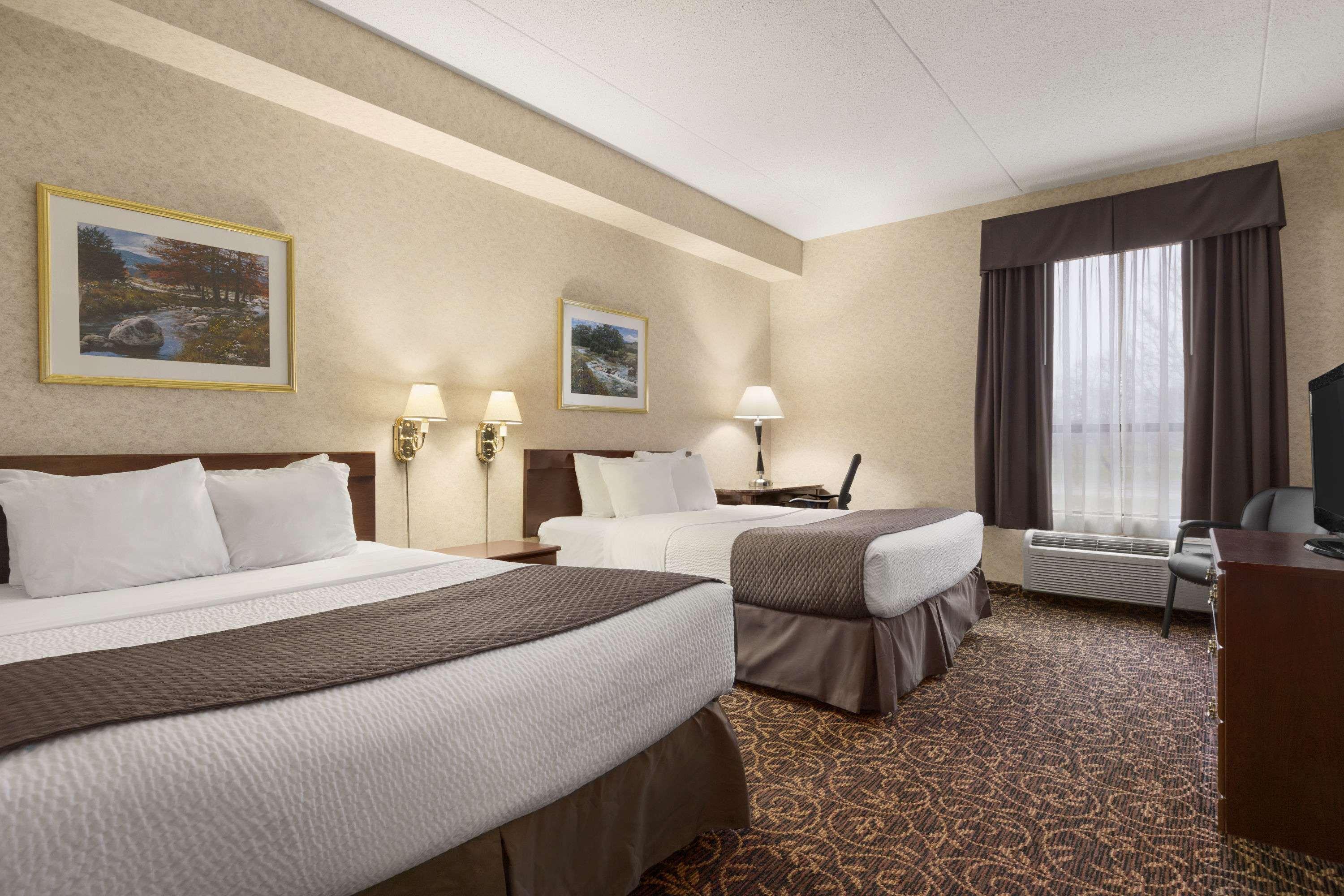 Days By Wyndham East Lakeview Toronto