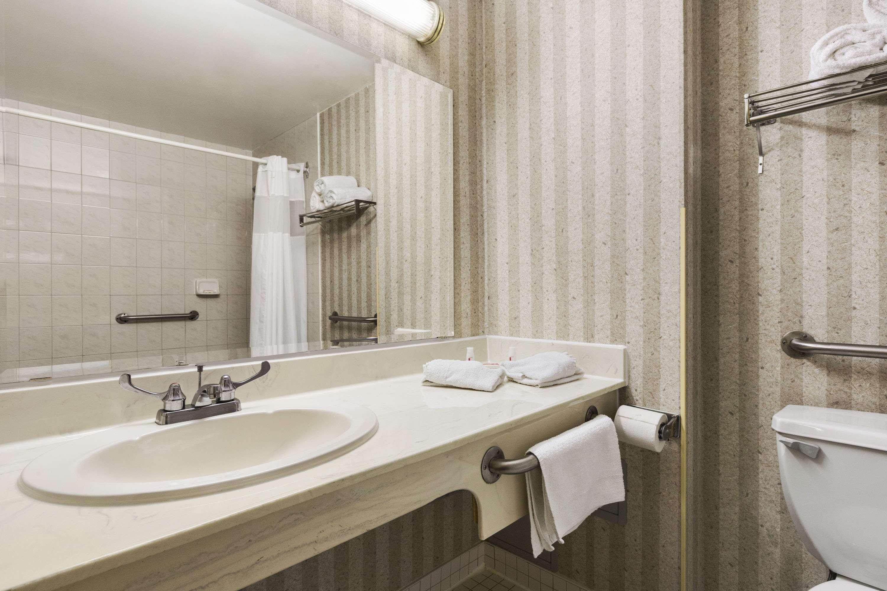 Days By Wyndham East Lakeview Hotel Toronto