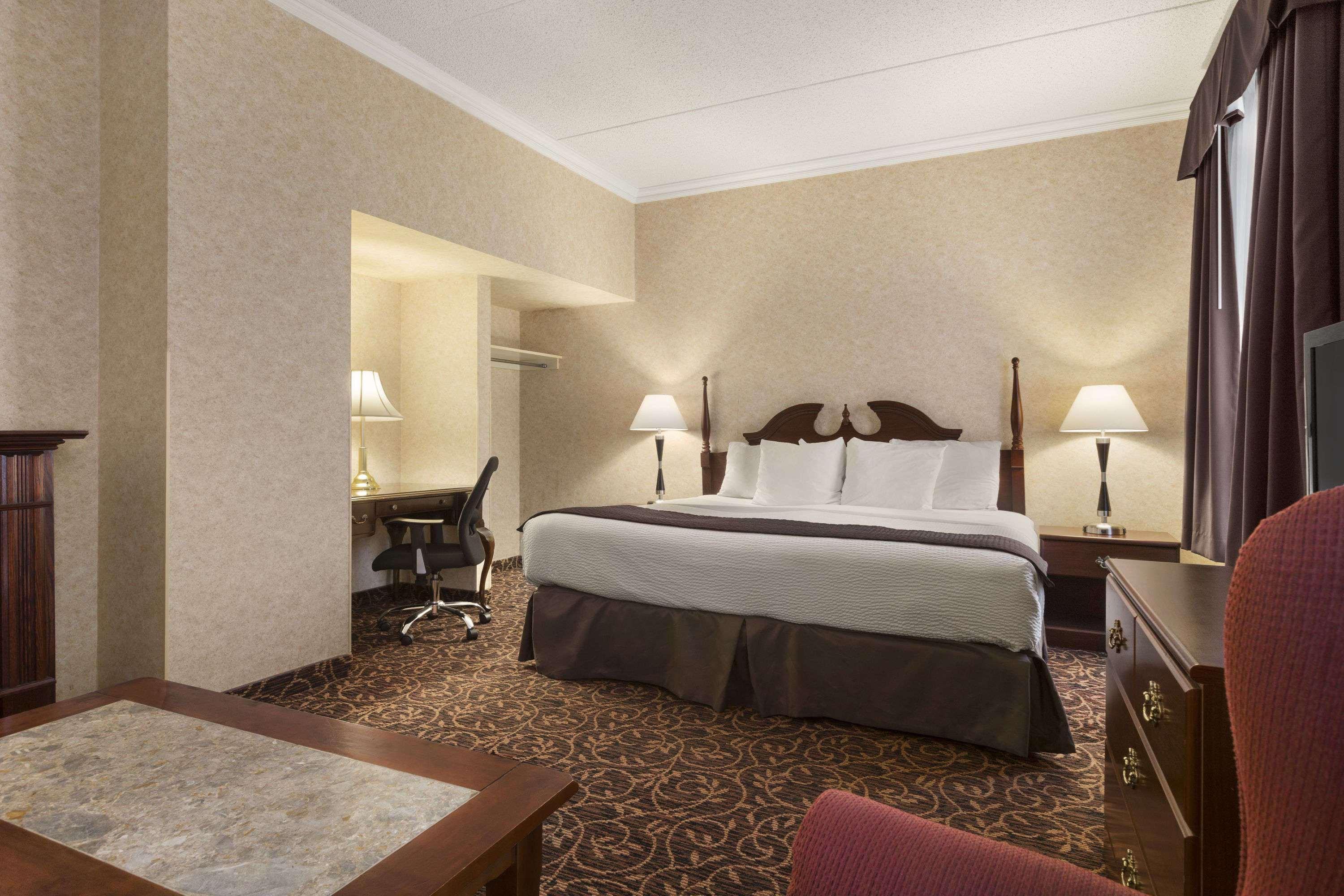Days By Wyndham East Lakeview Hotel Toronto