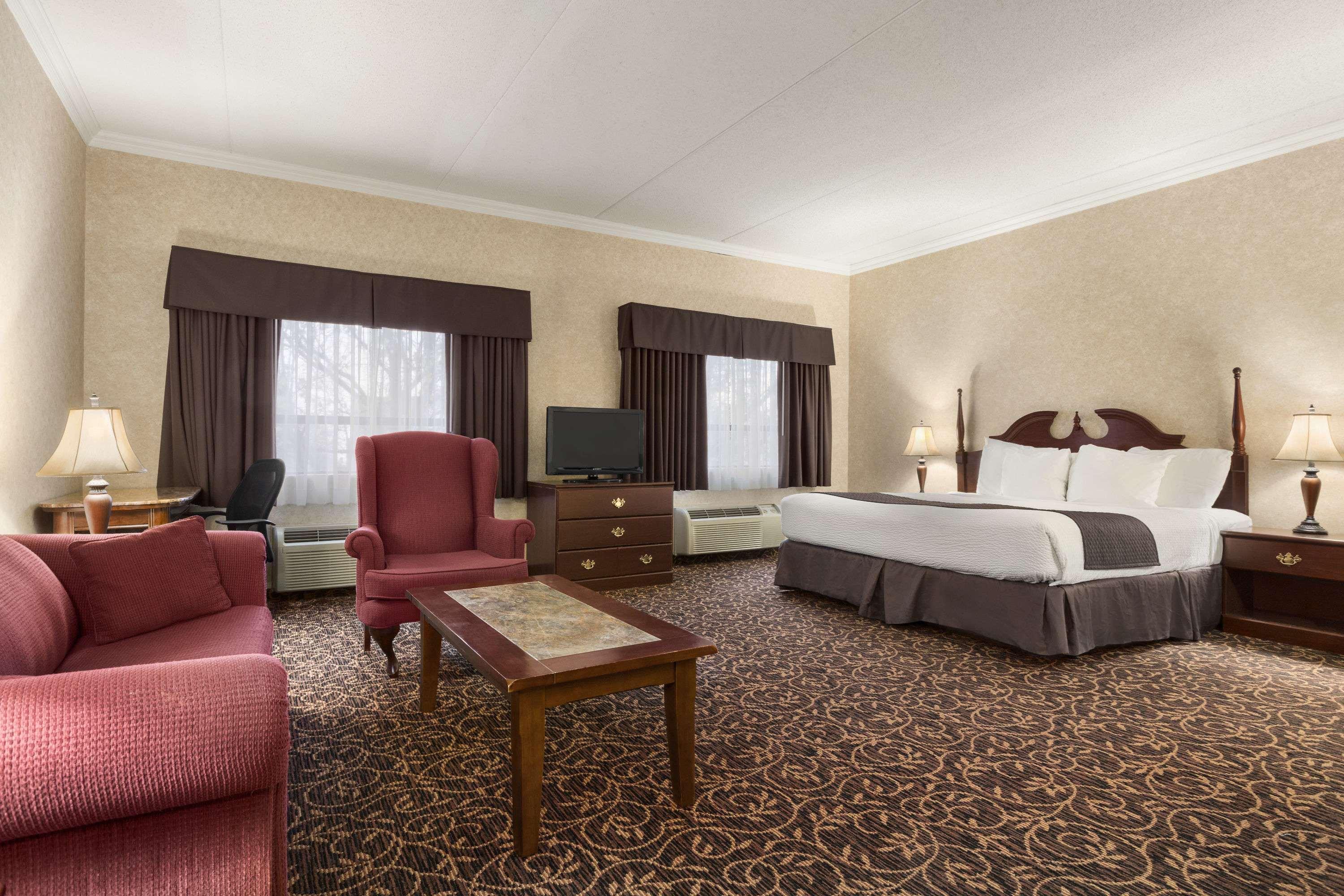 Days By Wyndham East Lakeview Toronto