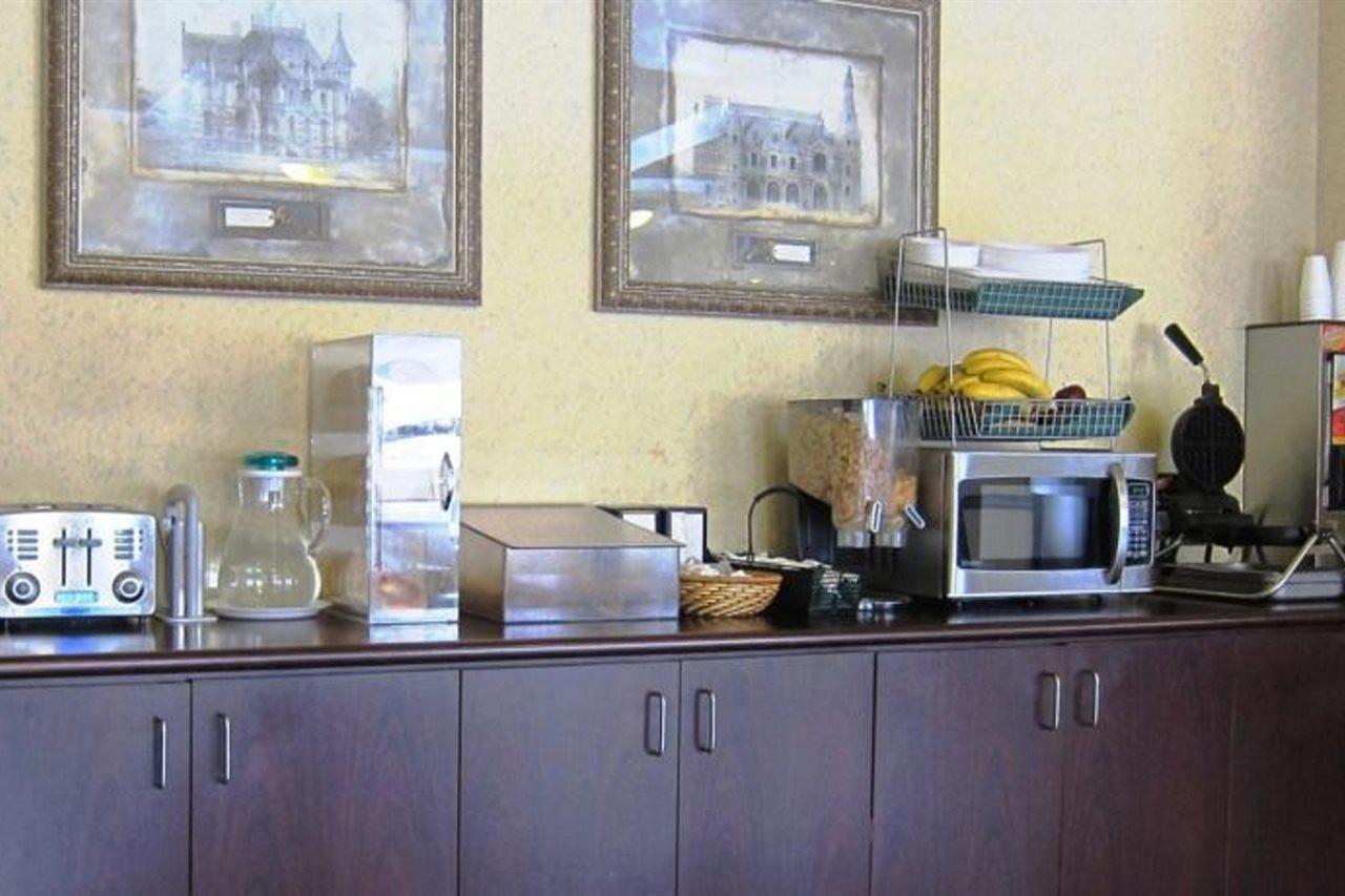 Hotel Days By Wyndham East Lakeview 3*
