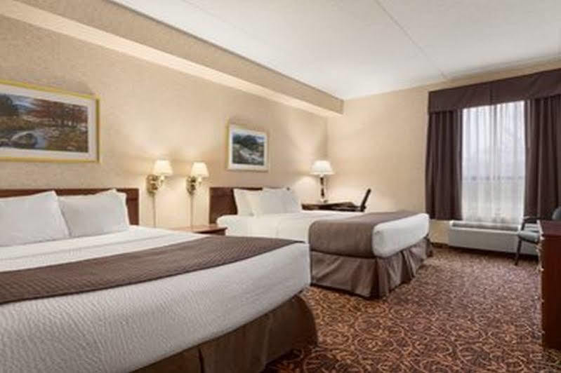 Days By Wyndham East Lakeview Toronto
