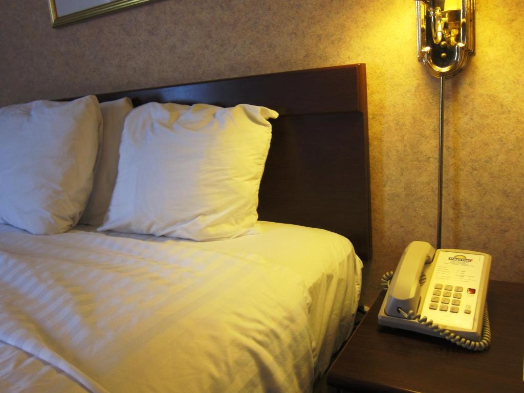 Days By Wyndham East Lakeview Hotel Toronto
