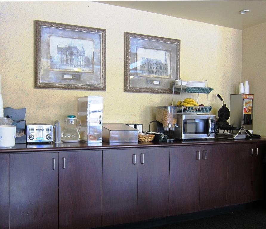 Days By Wyndham East Lakeview Hotel